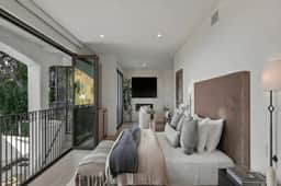 Track - Downtown Cozy Loft - Image 2