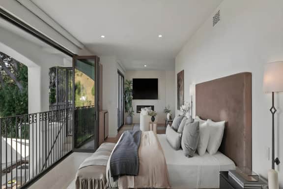 Track - Downtown Cozy Loft - Image 2
