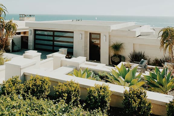 StayFi - Luxury Beach House - Image 1